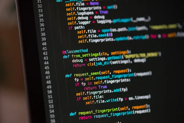 Nahaufnahme von sauber formatiertem, syntaxmarkiertem Code auf einem Bildschirm