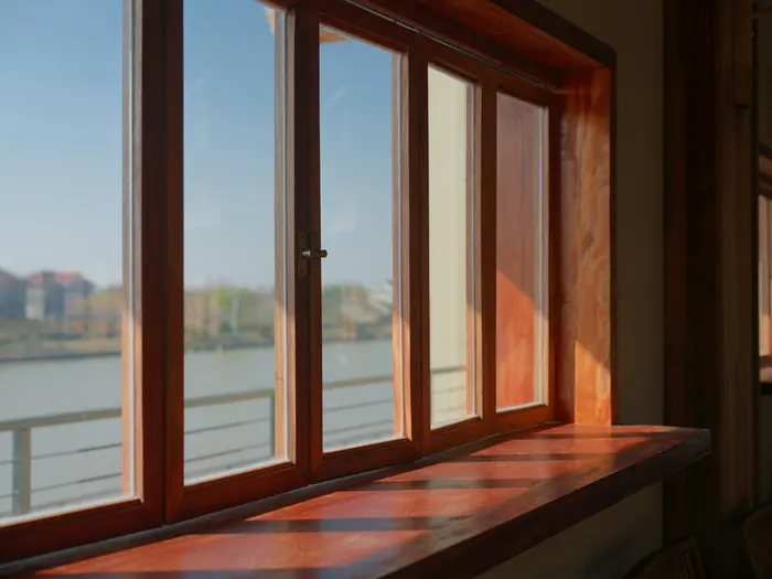 Große Fensterfront aus Holz mit Blick ins Freie
