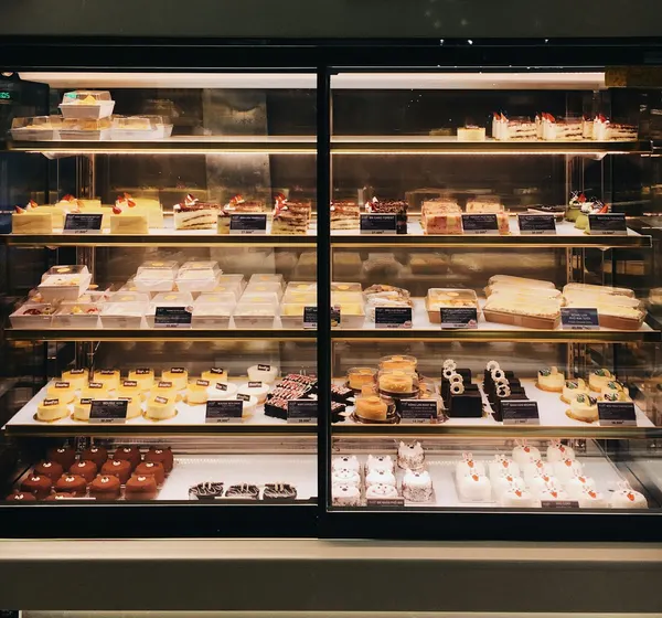 Vitrine mit Kuchen und Gebäck an der Theke